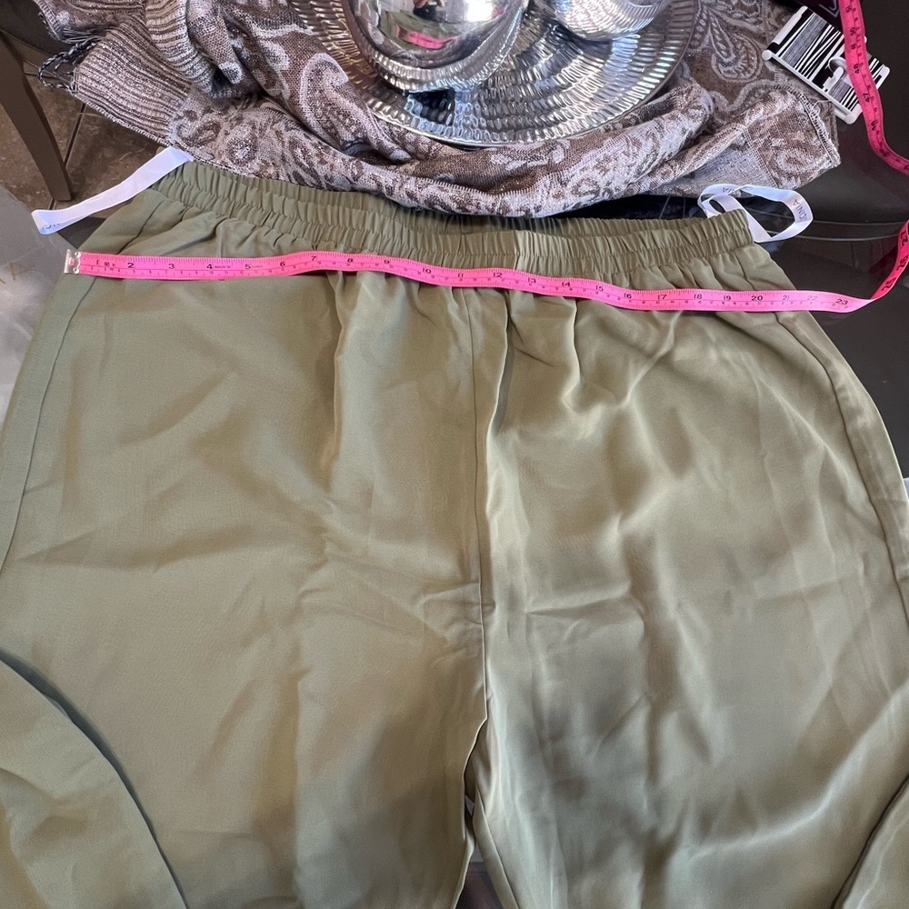 CICiNIA. Elegant Olive Green Women's Jumpsuit - Picture 5 of 10